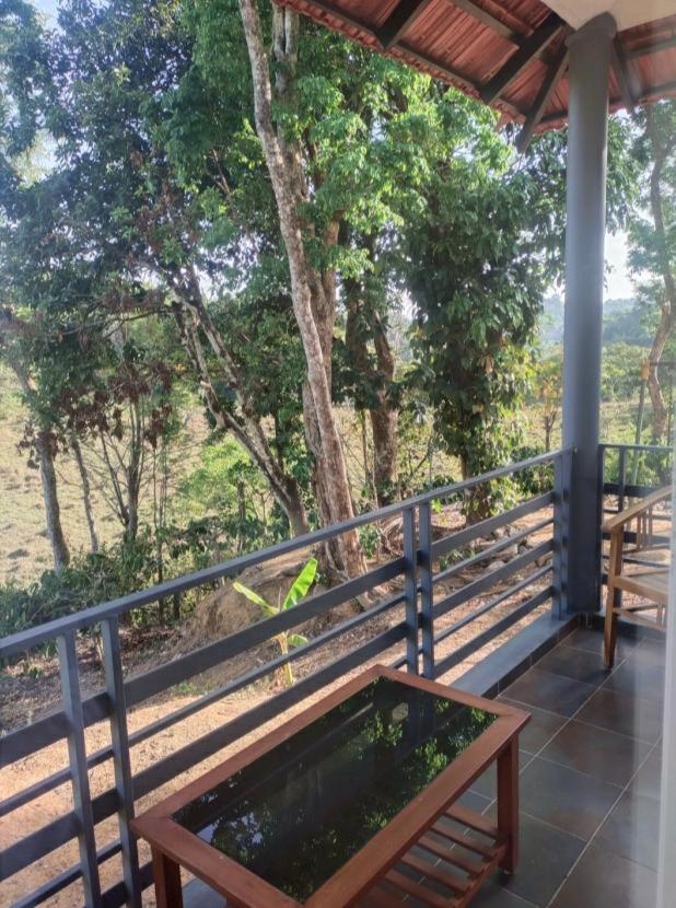 Coorggavadana Hotel มาดิเครี ภายนอก รูปภาพ