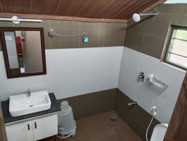 Coorggavadana Hotel มาดิเครี ภายนอก รูปภาพ