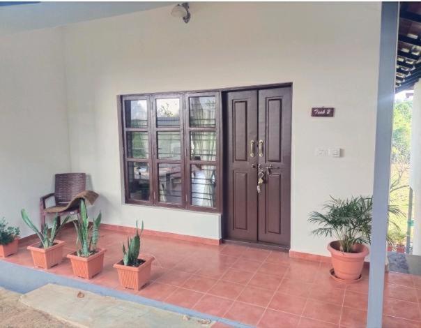 Coorggavadana Hotel มาดิเครี ภายนอก รูปภาพ